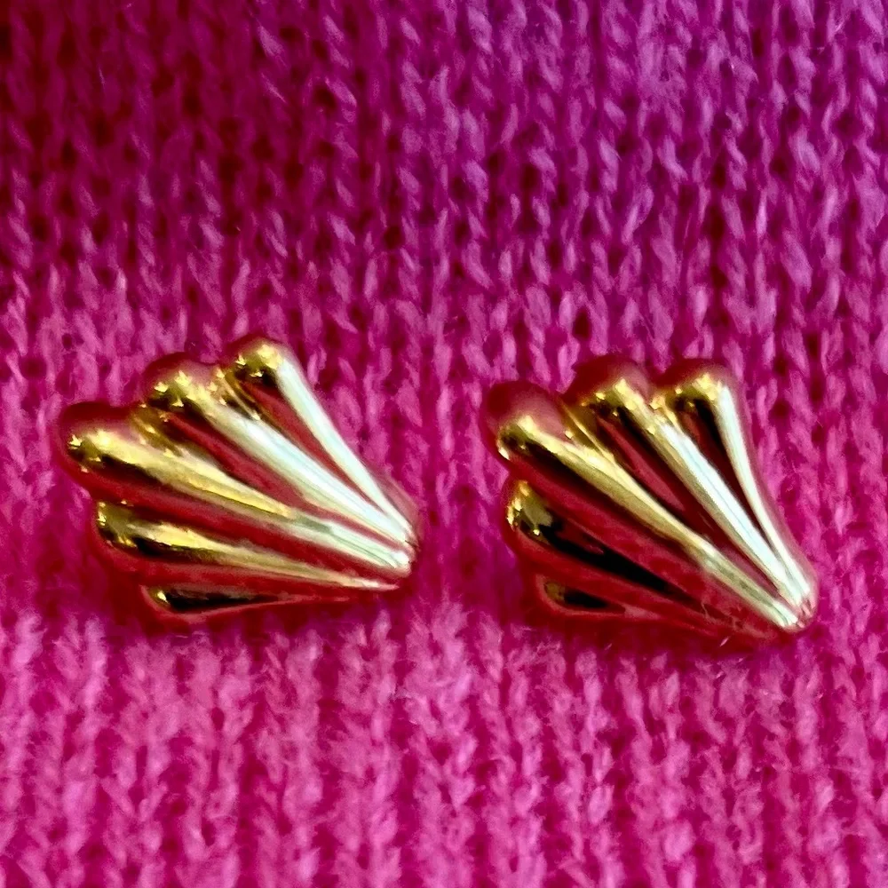 14k Gold Scallop Seashell Earrings - Picture 8 of 16